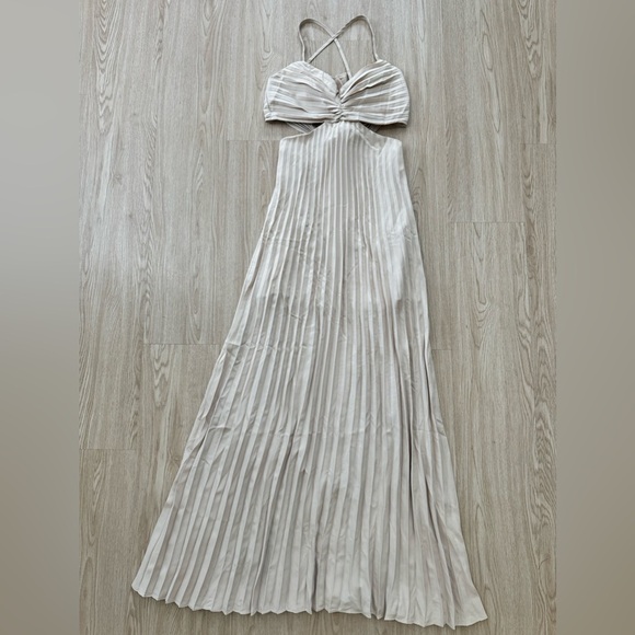 Pleated open back cut out satin maxi dress nwot - Picture 4 of 4